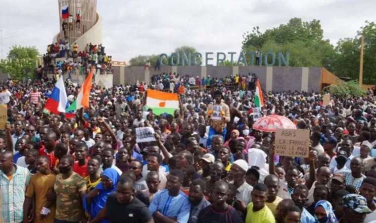 Afrika Birliği, Nijer'in üyeliğini askıya aldı