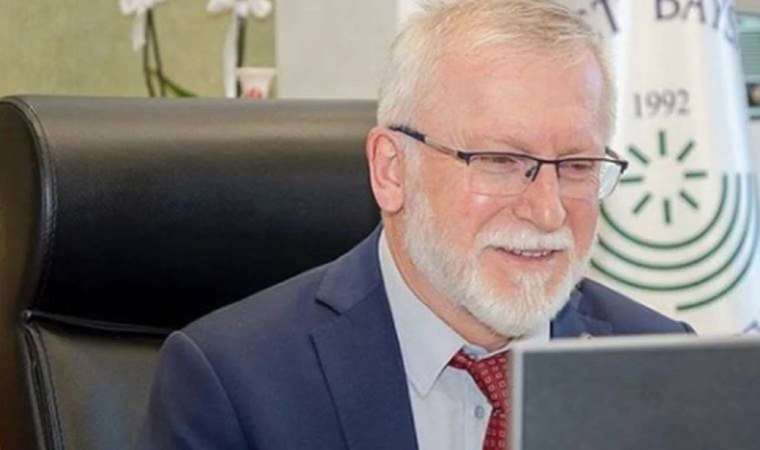 Atatürk’ün yerine kendi fotoğrafını koydu!