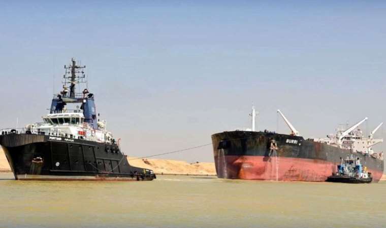 Süveyş Kanalı’nda karaya oturan LNG yüklü tankere petrol tankeri çarptı