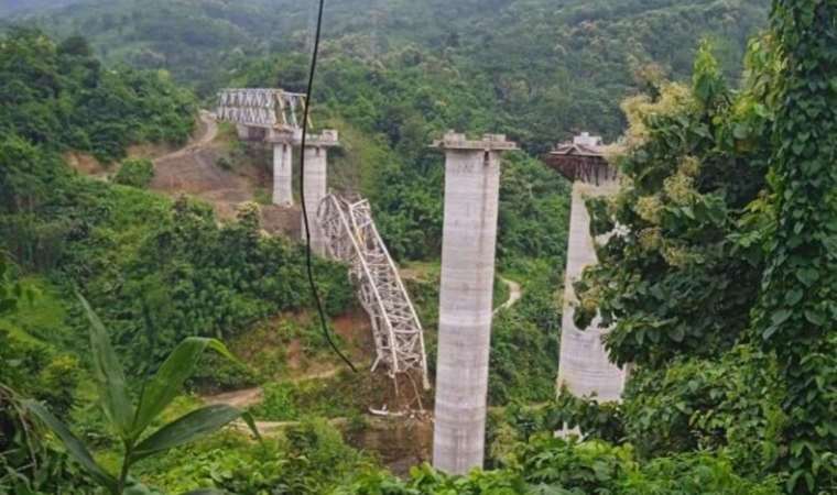 Hindistan'da inşaat halindeki demiryolu köprüsü çöktü: 17 ölü