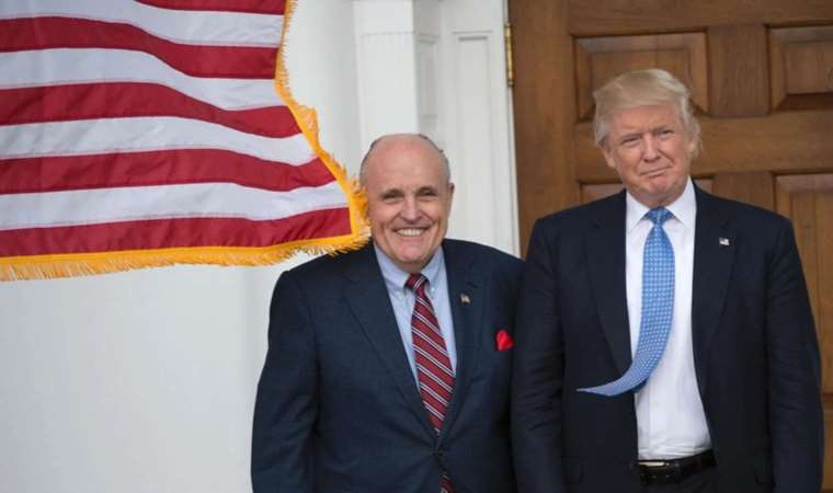 Trump'la birlikte Georgia davasında sanık olan bir kişi daha teslim oldu