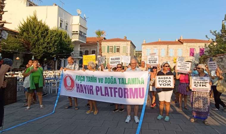Foça’da kıyı işgalleri ve kirlilik protesto edildi