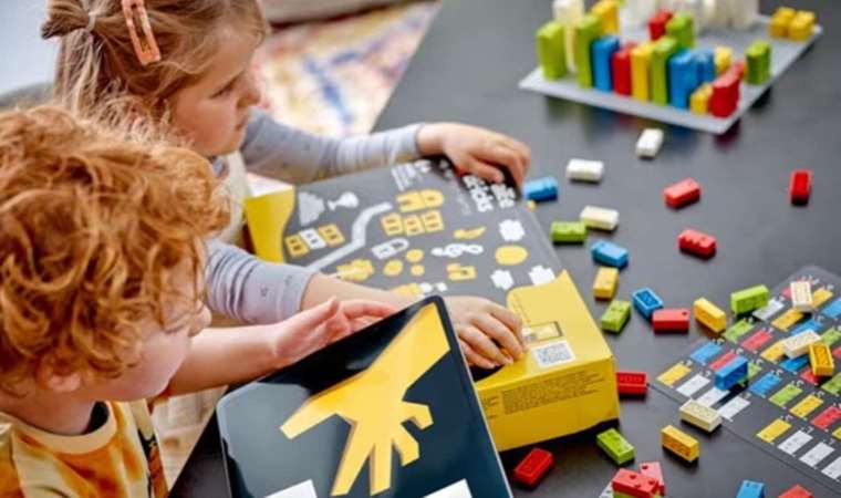 Ünlü oyuncak firması Lego'dan, braille alfabeli parçalar