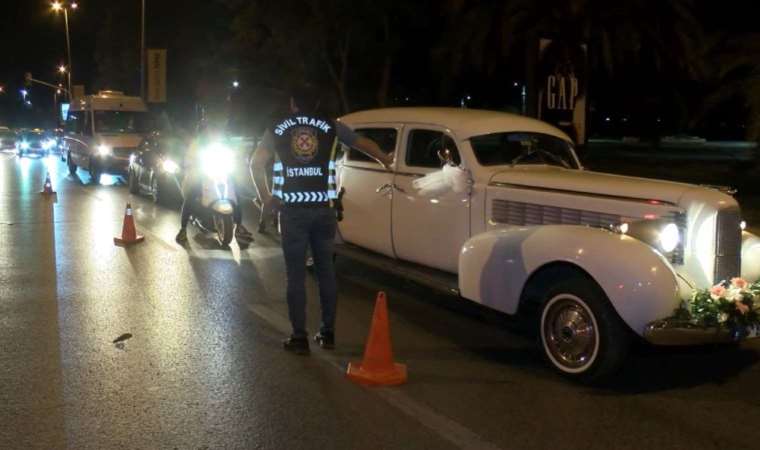 Kadıköy'deki trafik denetimlerine yakalanan ehliyetsiz sürücü: 'Şimdi ararım ve buraya yığarım'