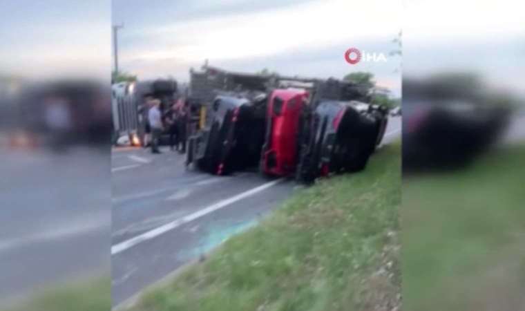 İngiltere’de 9 lüks otomobili taşıyan nakliye aracı devrildi