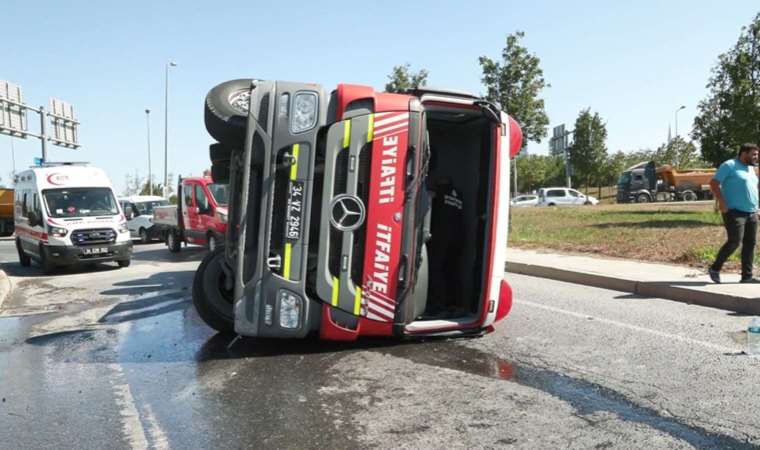 Esenler’de yangına giden itfaiye aracı devrildi: 2 yaralı