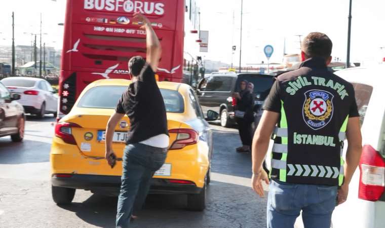 İstanbul'da sıradan bir taksi denetimi: Kimi polisle tartışıp aracını tokatladı; kimi gazetecilere tepki gösterdi