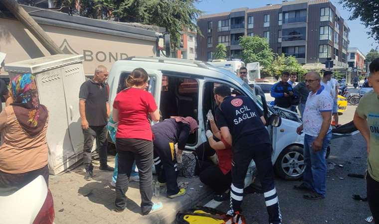 Düzce'de facia gibi kaza... Hafif ticari araçla otomobil, kavşakta çarpıştı: 1'i bebek, 5 yaralı