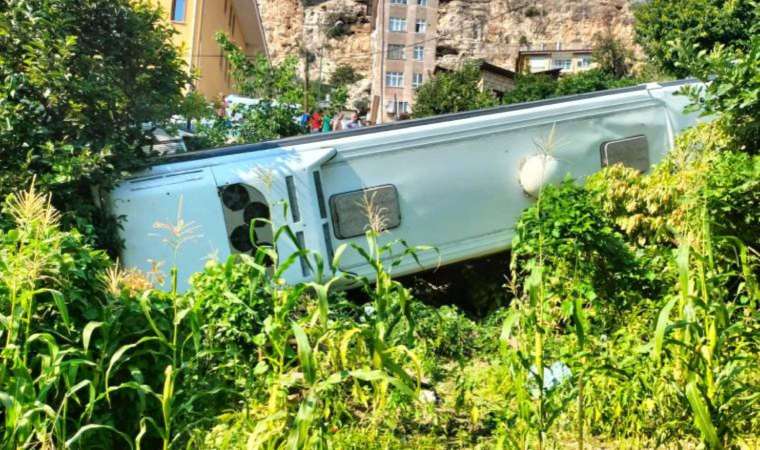 Karaman'da feci kaza! Tur otobüsü, evin bahçesine devrildi: 24 yaralı