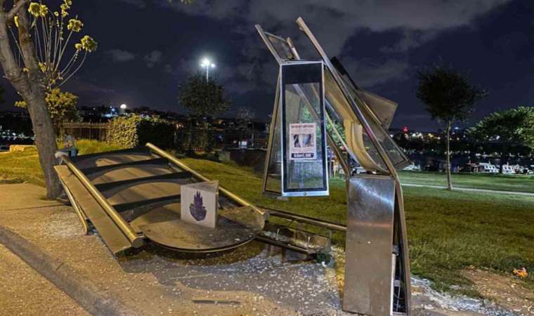 Beyoğlu'nda otobüs durağa daldı, şoför olay yerinden kaçtı: 2 yaralı