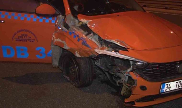 Ticari taksi otomobile arkadan çarptı: 2 yaralı