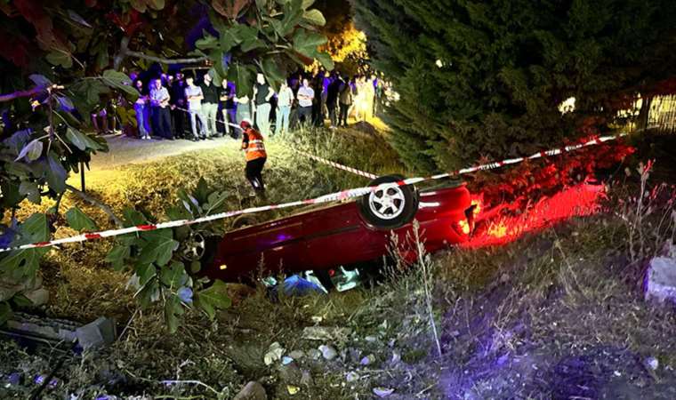 Manisa'da facia gibi kaza... Otomobil, elektrikli bisiklete ve iki araca çarpıp su kanalına düştü: 3 ölü