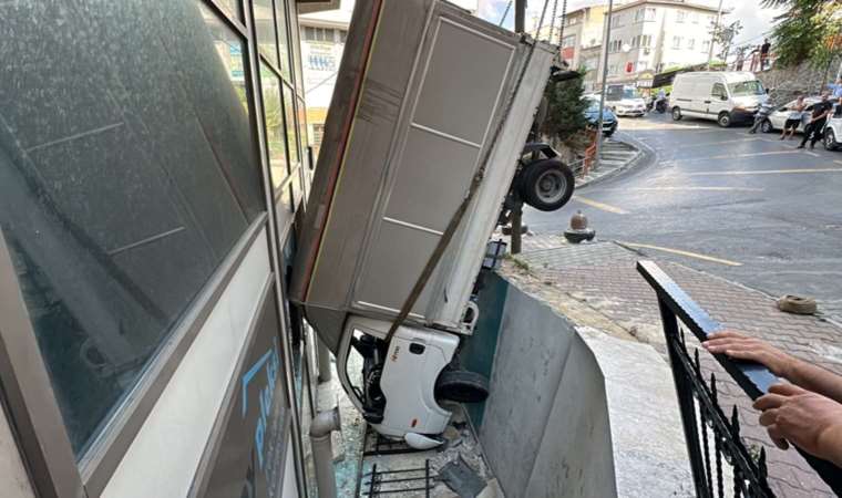 Pedalı takılan kamyonet bina boşluğuna uçtu