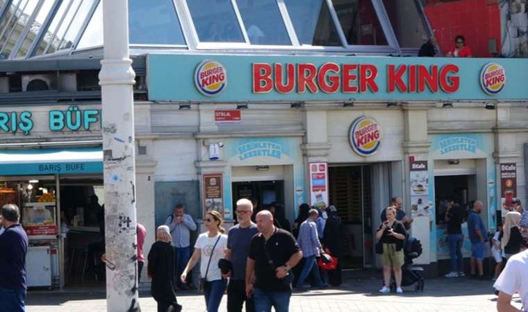 Taksim’de Burger King çalışanlarından cüzdanını unutan müşteriye meydan dayağı
