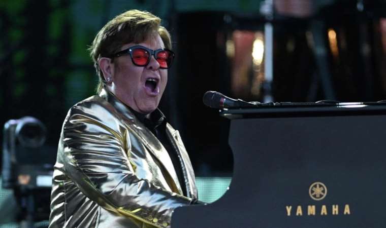 Elton John hastaneye kaldırıldı