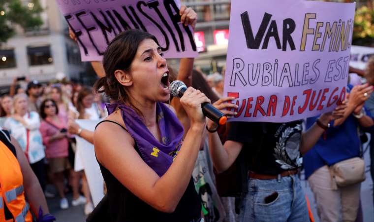 Luis Rubiales'in Hermoso’yu öpmesi: ‘Milyonlarca kadın için çok tanıdık, dünyaya verilen mesaj korkunç’