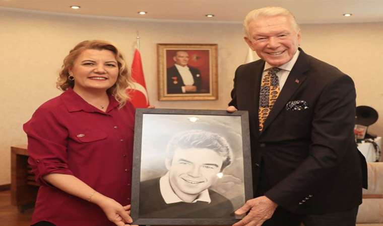 Uğur Dündar’a Altın Pişmaniye ödülü