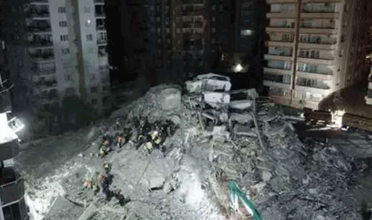 Depremde yıkılan binanın birbirini suçlayan mühendisi ve müteahhidine dava