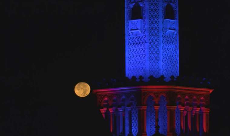 İzmir'de Saat Kulesi ile Mavi Ay 'bir araya' geldi
