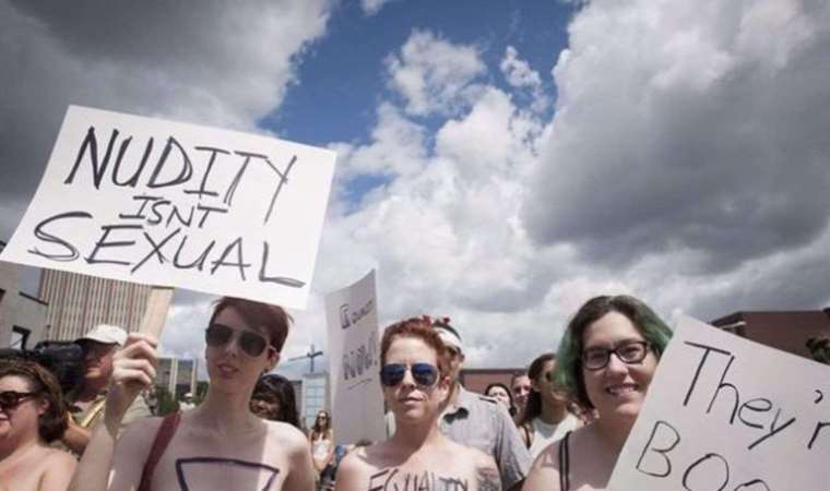 Fransa'da kadınlar teşhircilik cezalarını üstsüz protesto etti