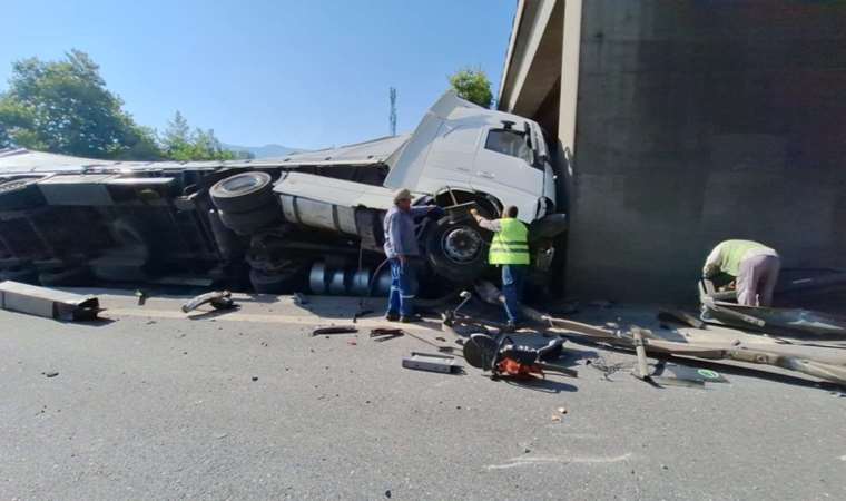 TIR’ın lastiği patladı: Yolda 5 kilometrelik kuyruk oluştu!