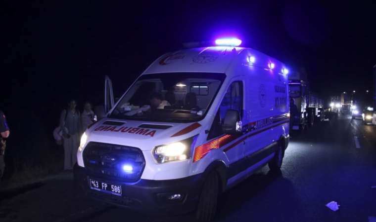 Uşak'ta yolcu otobüsü TIR'a çarptı... Çok sayıda yaralı var!
