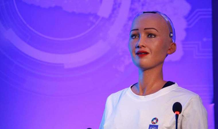 Robot Sophia'nın bu zamana kadar attığı en ilgi çekici 10 Tweet
