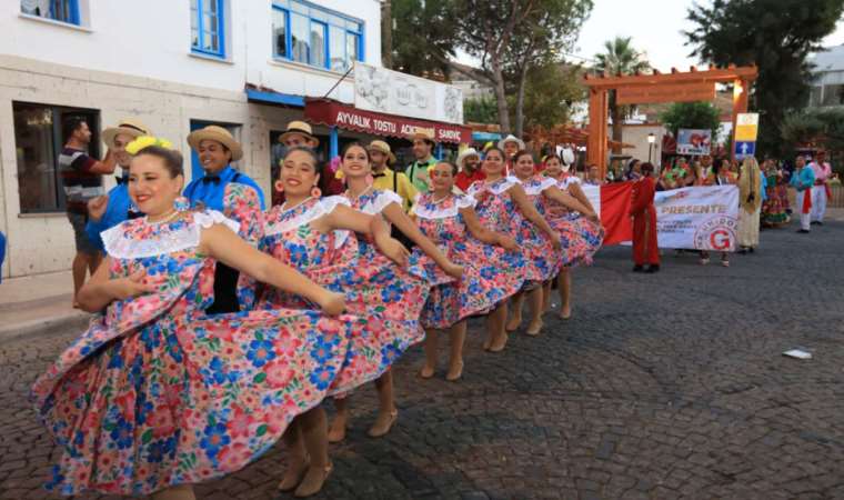 Halk dansları Güzelbahçe’de buluştu
