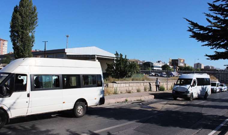 Kayseri'de zincirleme kaza... 3 servis aracı çarpıştı: 10 yaralı!