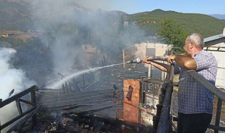 Kastamonu'da 3 ev yandı: Oğlunu yangından kurtarırken yaralandı