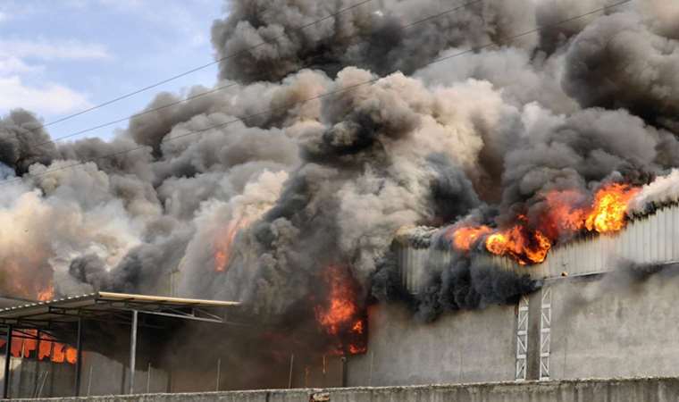 1 milyar liralık kıvılcım; 40 ton köpük, 20 bin ton su ile söndürüldü