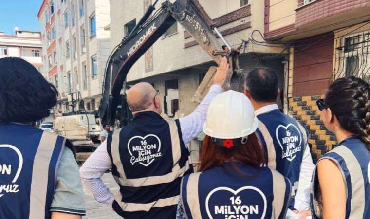 İstanbul'da bir riskli bina daha yıkıldı