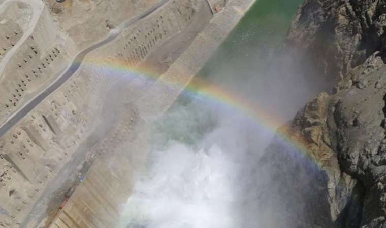 Yusufeli Baraj kapakları açıldı, gökkuşağı ortaya çıktı