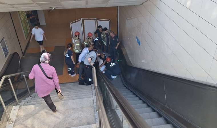 Metroya inmek isteyen kişi yürüyen merdivene sıkıştı!
