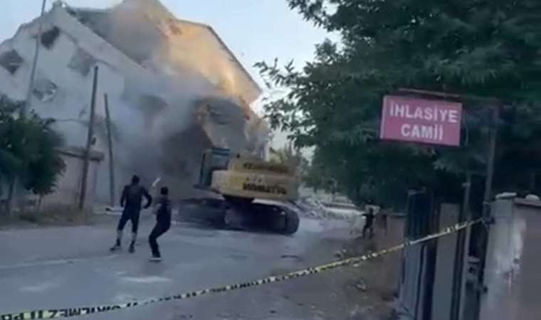 Gaziantep’te ağır hasarlı 5 katlı bina, yıkım sırasında çöktü