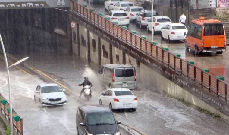 Erzurum'da sağanak yağış: Yollar göle döndü!