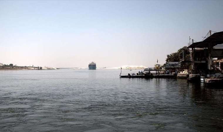 Süveyş Kanalı’nda petrol tankeri ile çarpışan römorkör battı