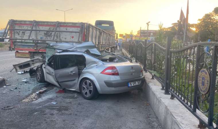 Otomobil, yol kenarında park halindeki TIR'a çarptı: 4 ölü, 2 yaralı