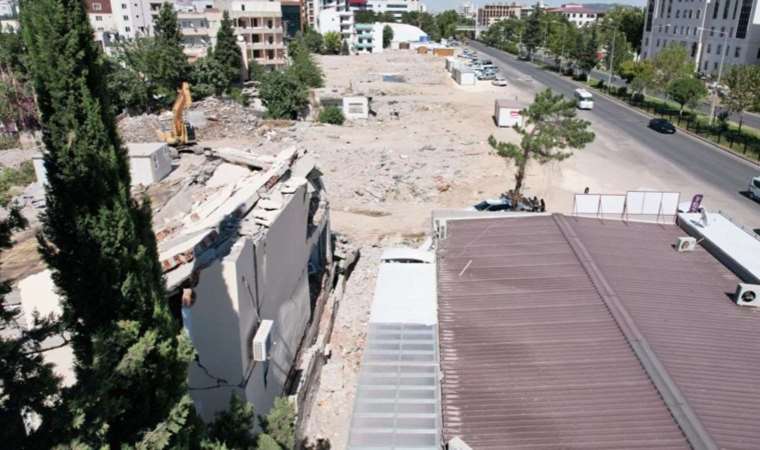 Ağır hasarlı binanın duvarı işyerinin üzerine yıkıldı