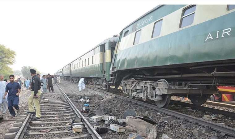 30 killed, 100 injured as passenger train derails in southern Pakistan