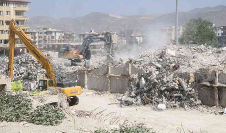 Yüzlerce kişiye mezar olmuştu: Rönesans Rezidans’ın son bloğu da yıkıldı