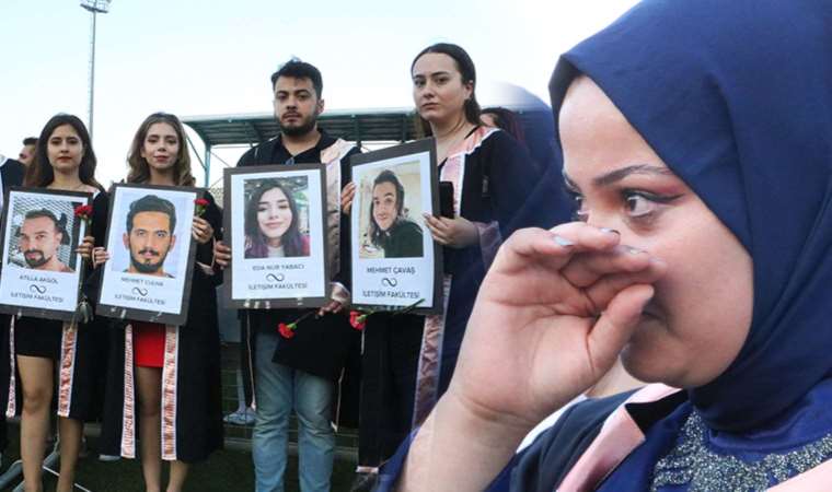 Hatay'da üniversite öğrencilerinin buruk mezuniyeti: Kaybettikleri arkadaşlarının fotoğraflarını taşıdılar...