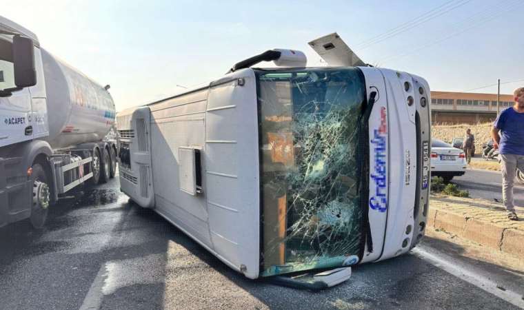 Fabrika işçilerini taşıyan servis midibüsü devrildi: 25 kişi yaralandı!