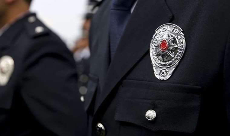 Dur ihtarına uymayıp kaçtılar: Polis memurları 19 kilo uyuşturucuyla yakalandı