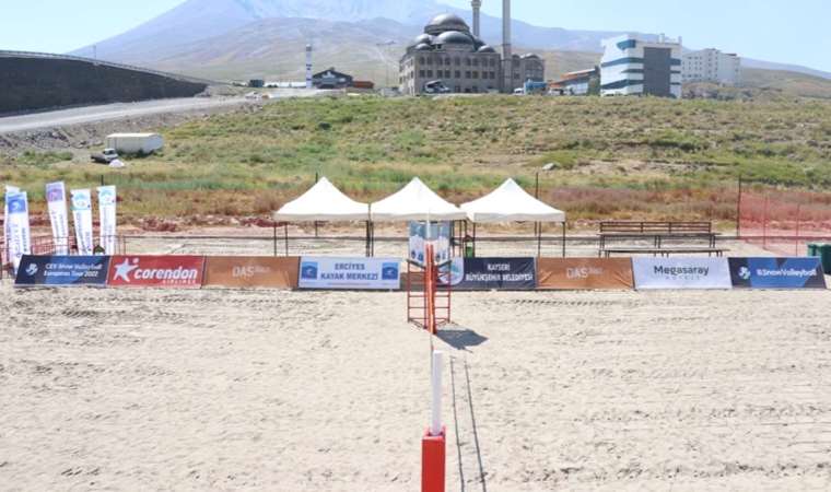 Play voleybolu turnuvası için Erciyes'e 300 kamyon kum taşındı!