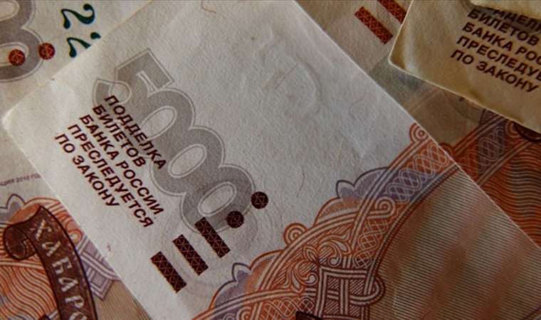 Rus rublesinde değer kaybı sürüyor