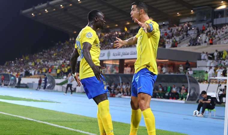 Cristiano Ronaldo durmak bilmiyor! Takımını finale çıkardı...