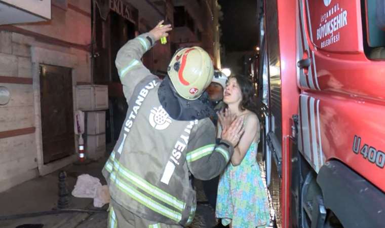 Fatih'te 5 katlı otelin elektrik panosu yandı: Dumanlardan korkan 40 turist tahliye edildi