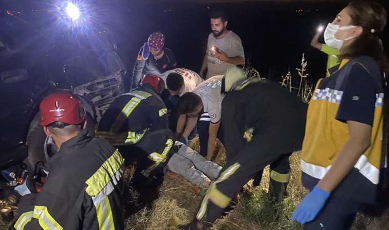 Korkunç kaza... Arka koltuktan fırlayıp aracın altında kaldı: 4 yaralı