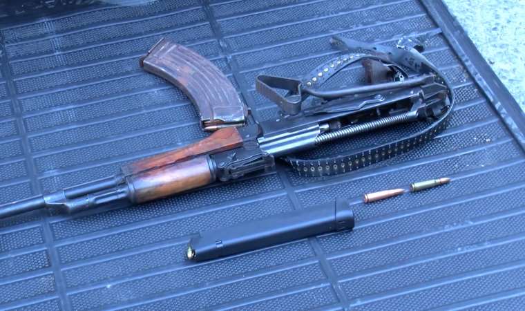 Yer: Gaziosmanpaşa... Kovalamaca sonucu yakalanan araçta 'kalaşnikof' ele geçirildi